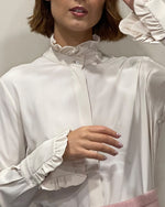 Carregar imagem no visualizador da Galeria, Camisa em seda com folhos